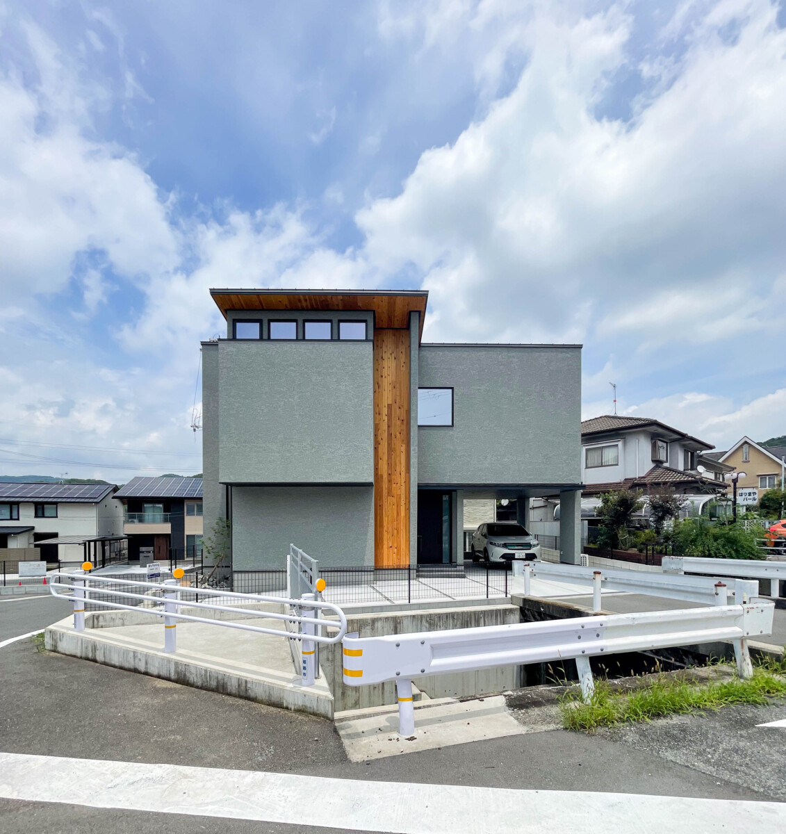 道路からの目線を気にせず暮らせる住宅