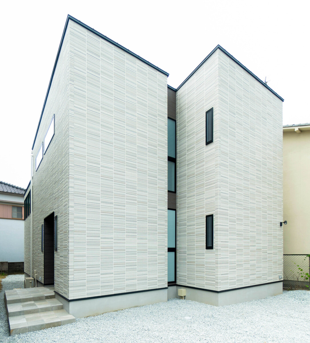 外観から分からない奥に平屋が広がる住宅